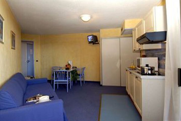 Room 7 of 11