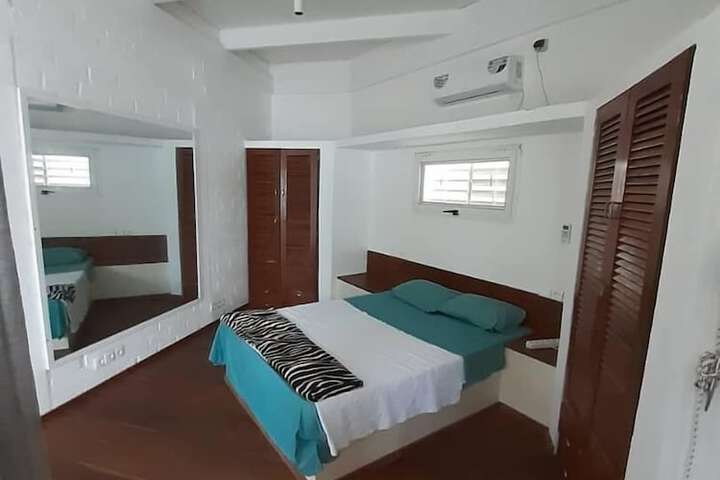 Room 6 of 10