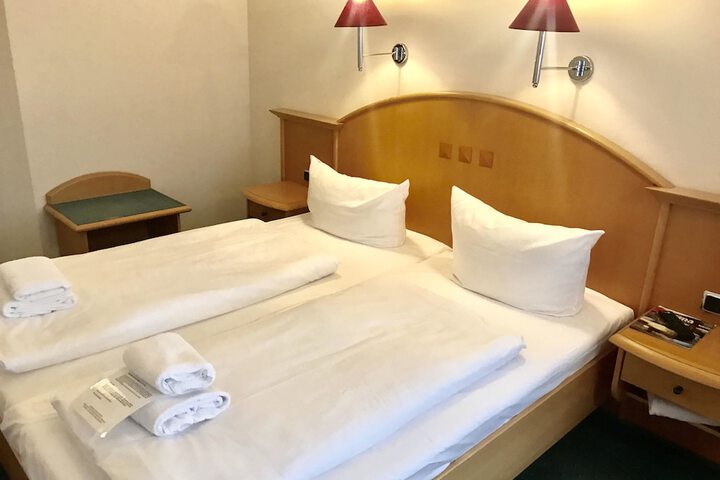 Room 3 of 28