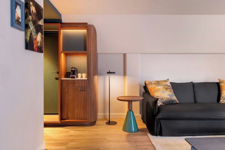 Room 93 of 219