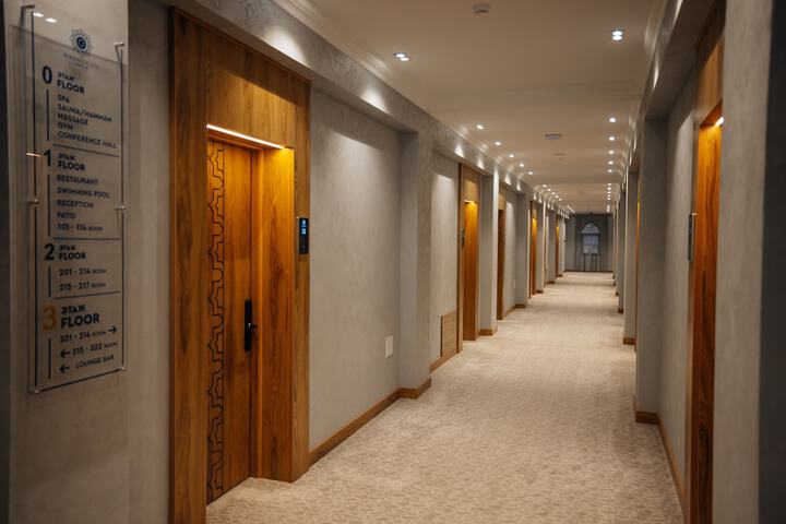Ballroom/Hall 67 of 77