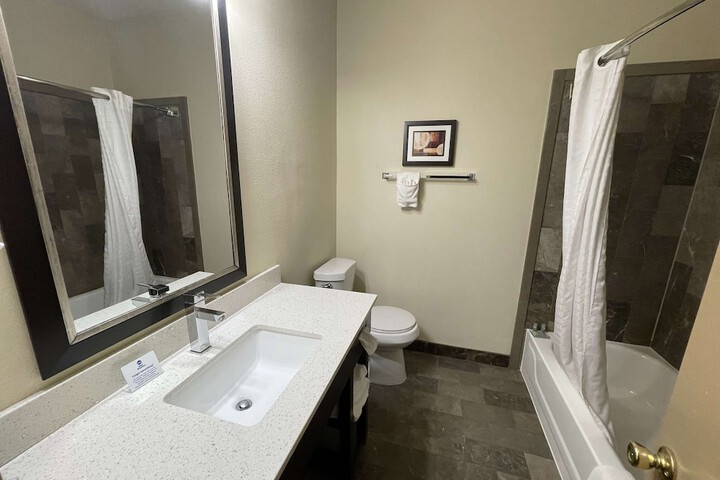 1 King Bed Jetted Tub WiFi, Microwave and Refrigerator Full Breakfast (4 of 13)