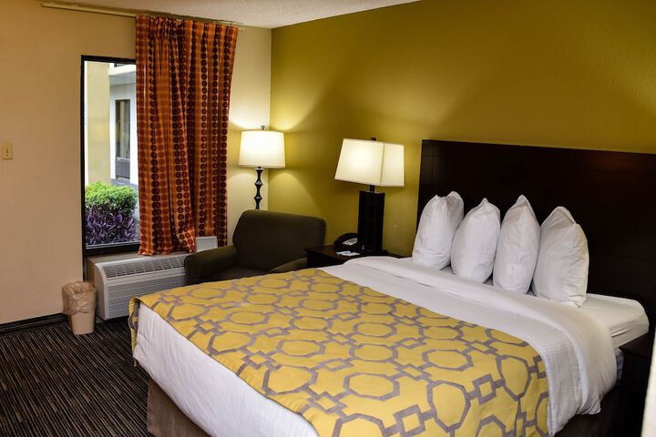 1 King Bed (2 of 14)