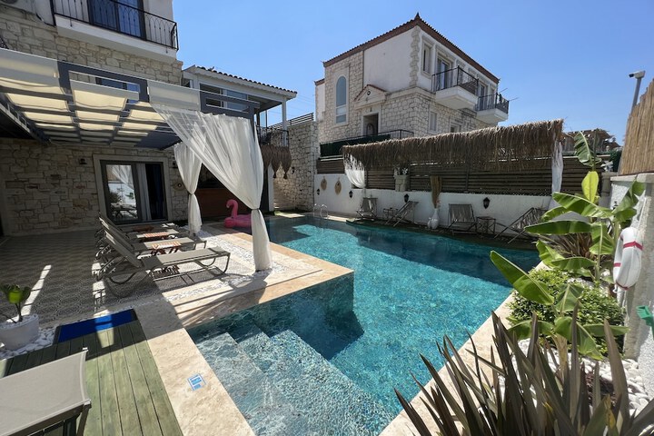 Pool 100 of 141