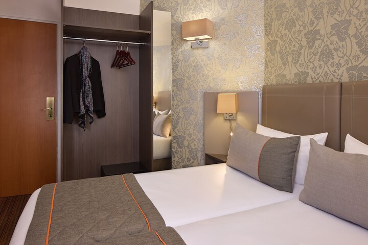 Room 26 of 45