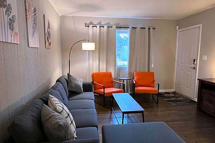 Modern & Cozy 2 bedroom home near downtown Shawnee