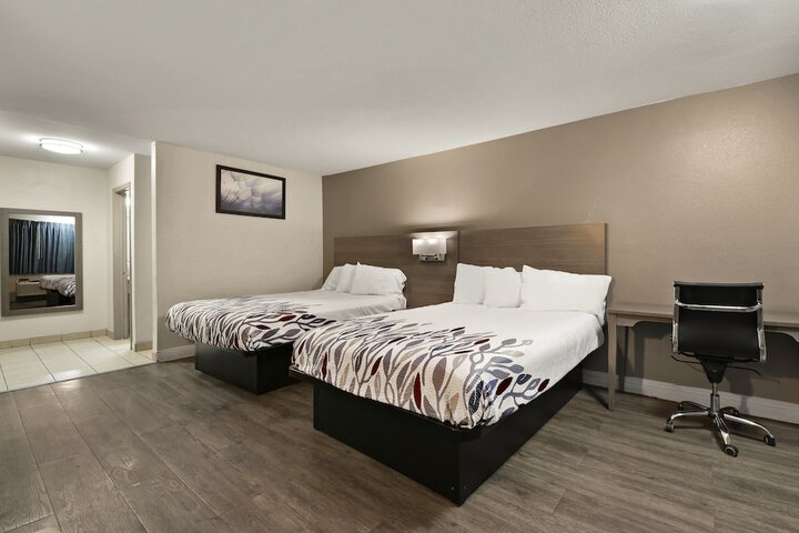2 Queen Beds (2 of 6)