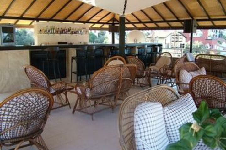Lounge 40 of 94