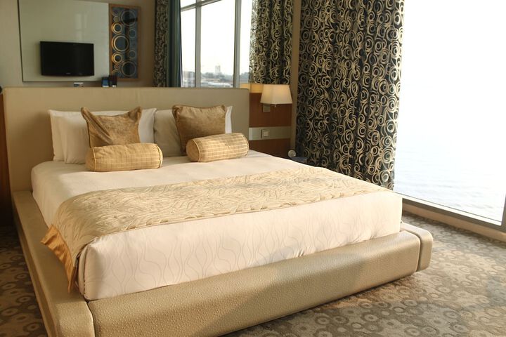 Room 42 of 204