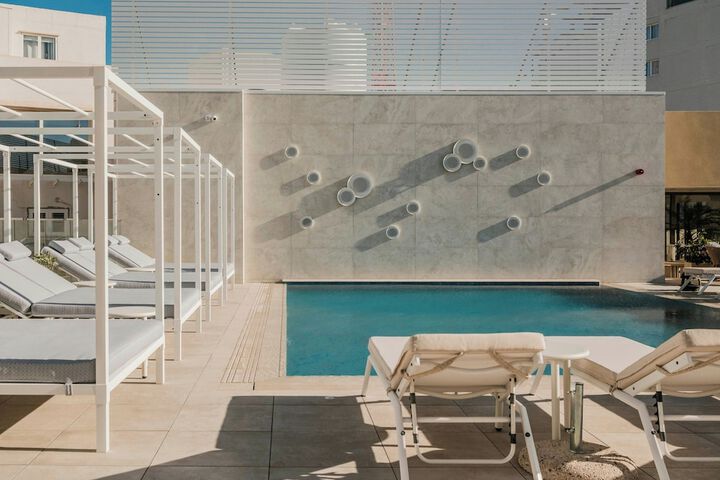 Pool 52 of 102