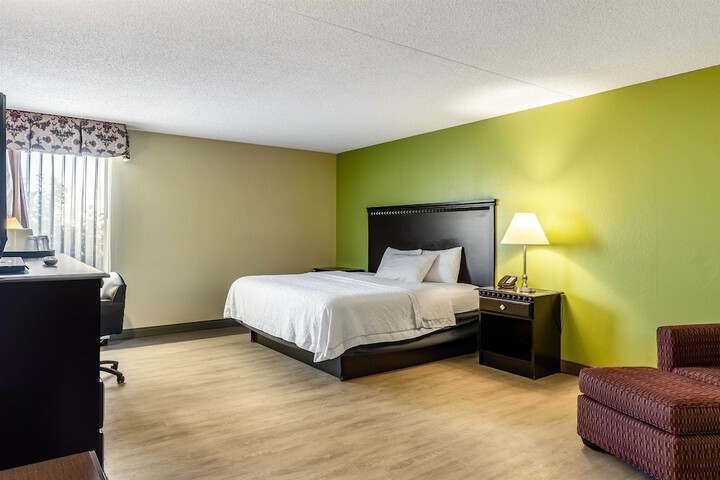 1 King Bed (4 of 7)