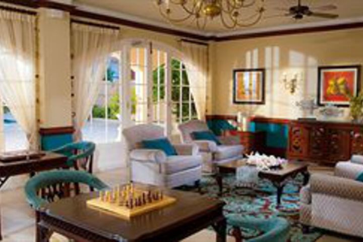 Lounge 13 of 26
