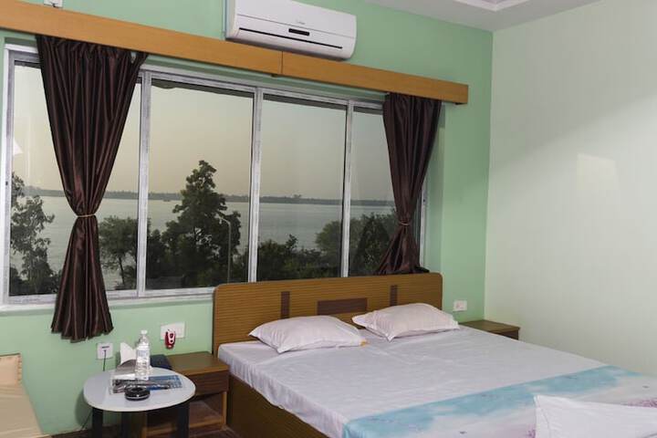 Room 6 of 15