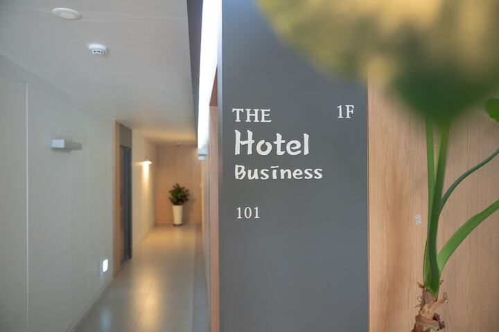 Ballroom/Hall 18 of 27