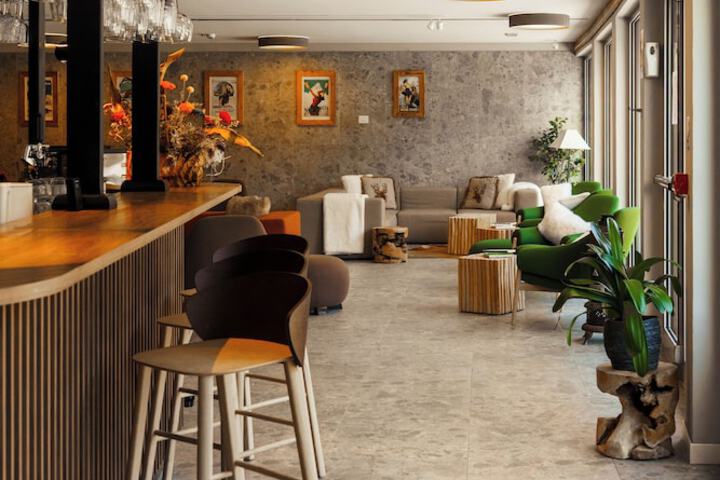 Lounge 43 of 55