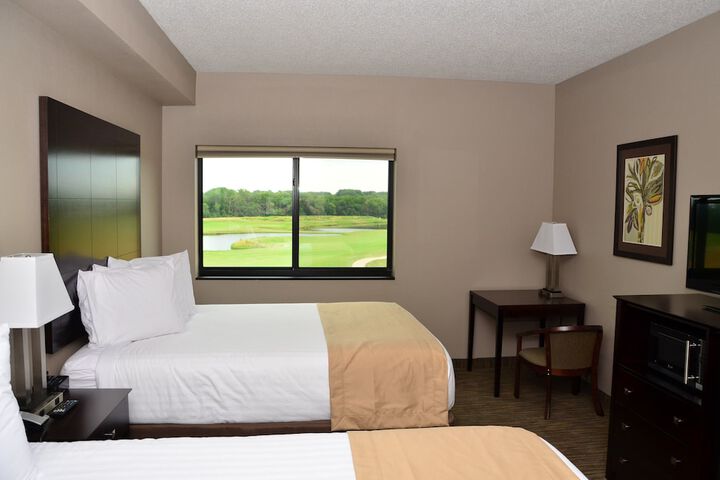 2 Queen Beds (9 of 10)