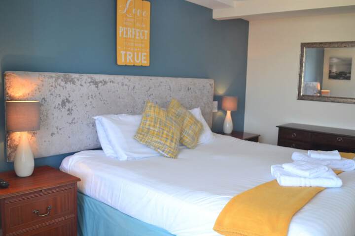 Room 6 of 25