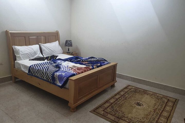 Room 4 of 9