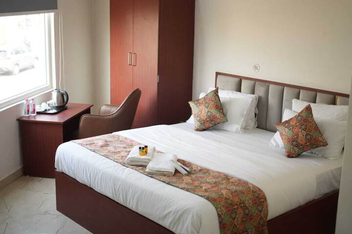 Room 6 of 28