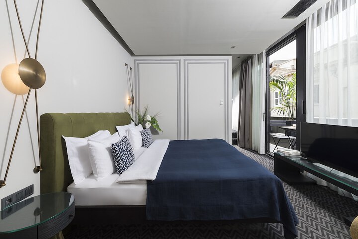 Room 12 of 62