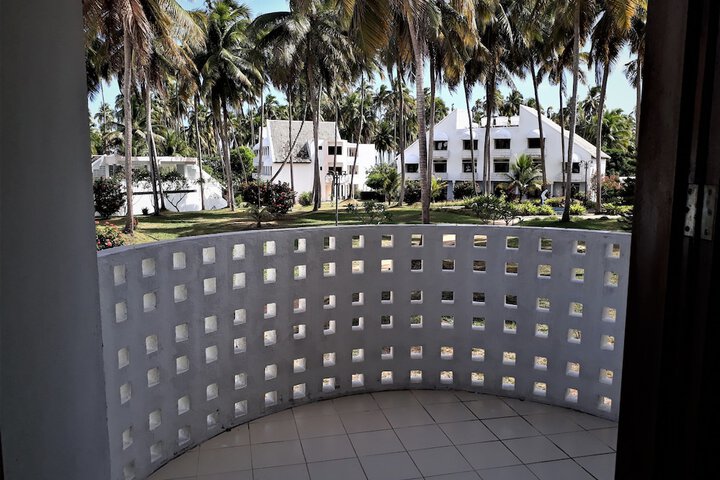Hotel Exterior 45 of 46