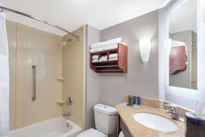 1 Double Bed Accessible (4 of 9)