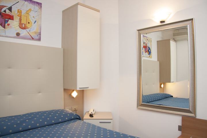 Room 6 of 62