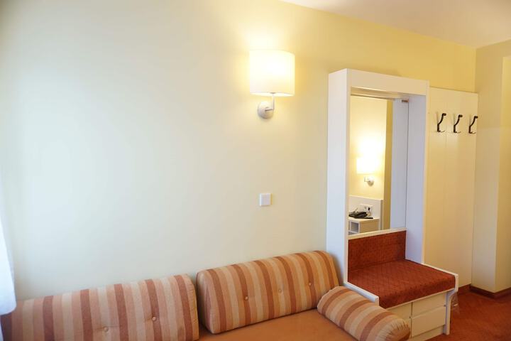 Room 8 of 12