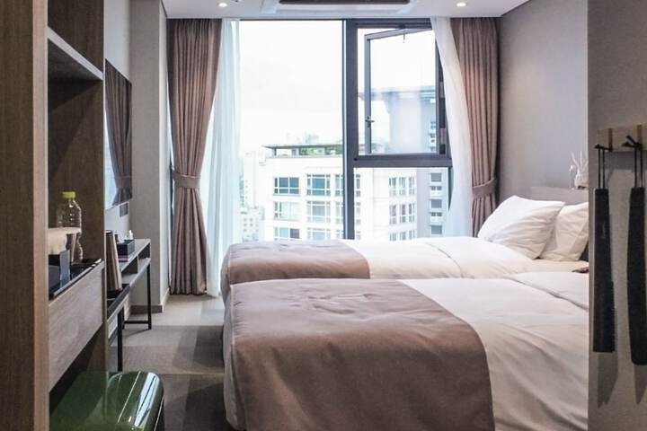 Room 2 of 33
