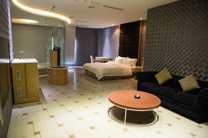 Room 51 of 79