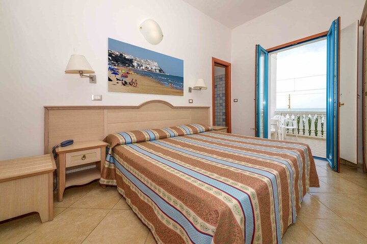 Room 4 of 28