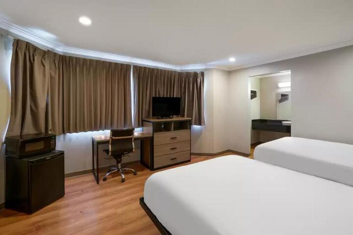 1 Queen Bed (15 of 24)