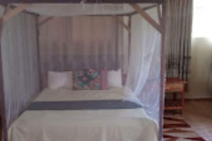 Room 4 of 12
