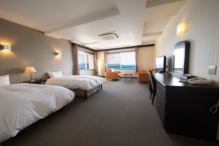 Room 6 of 25