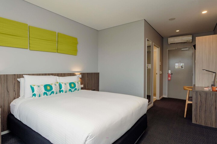 Room 35 of 102