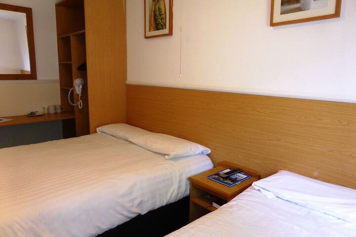 Room 3 of 20