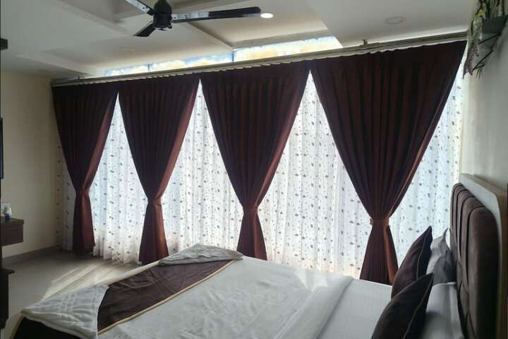 Room 8 of 11