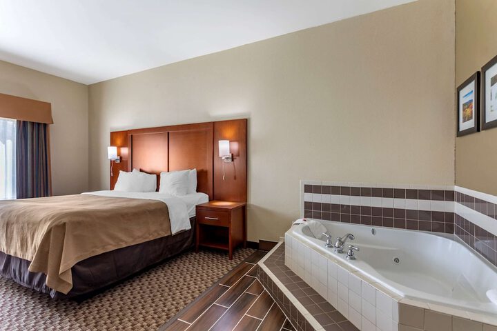 1 King Bed (12 of 19)