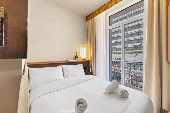 Room 21 of 102