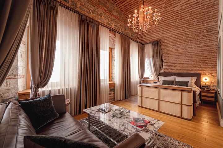 Room 3 of 136