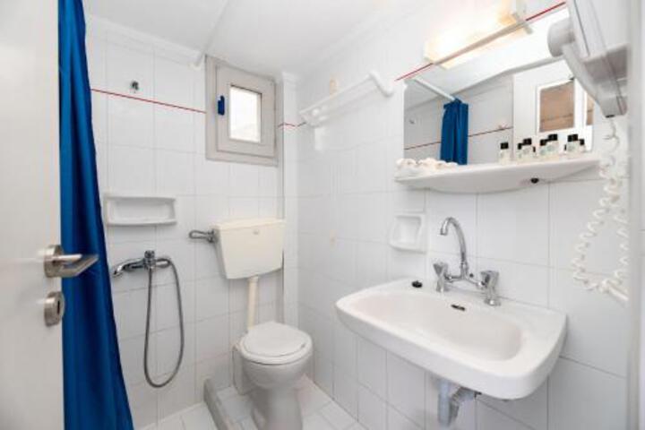 Room 5 of 6