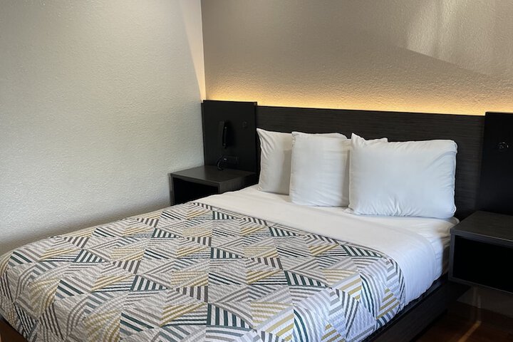 1 Queen Bed (14 of 17)