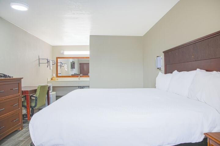 1 King Bed | (3 of 6)