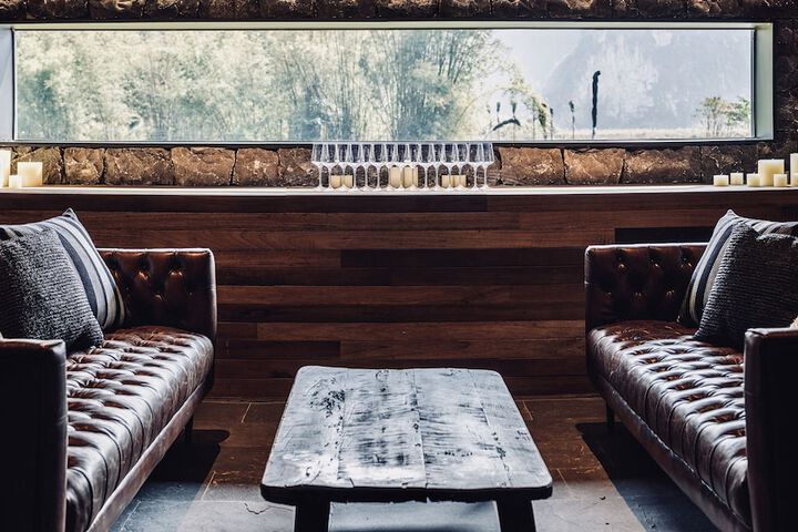 Lounge 2 of 7