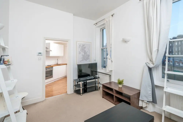 Room 4 of 9