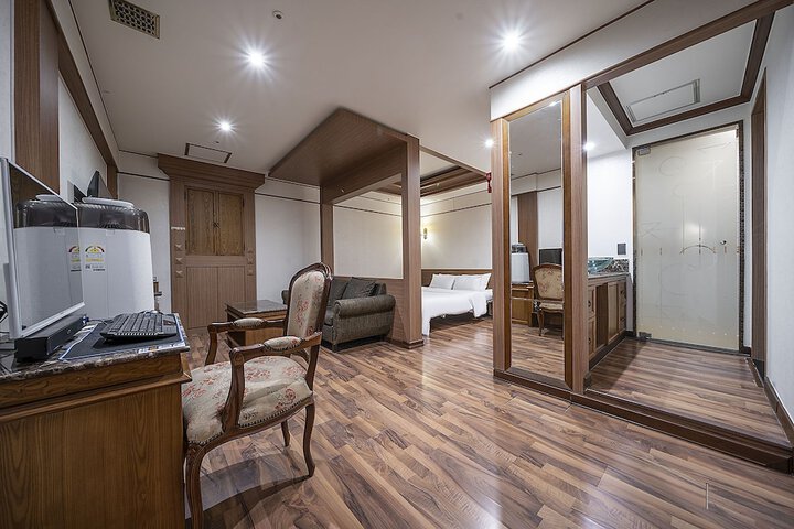 Room 22 of 60