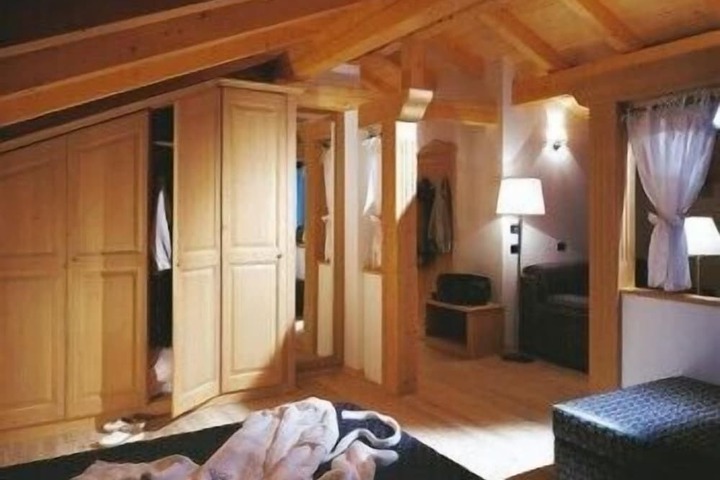 Room 7 of 34
