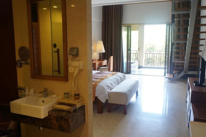 Room 7 of 10