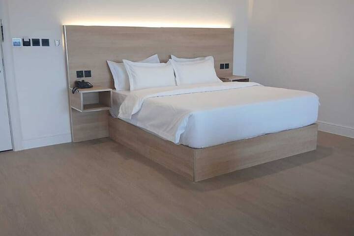 Room 6 of 28