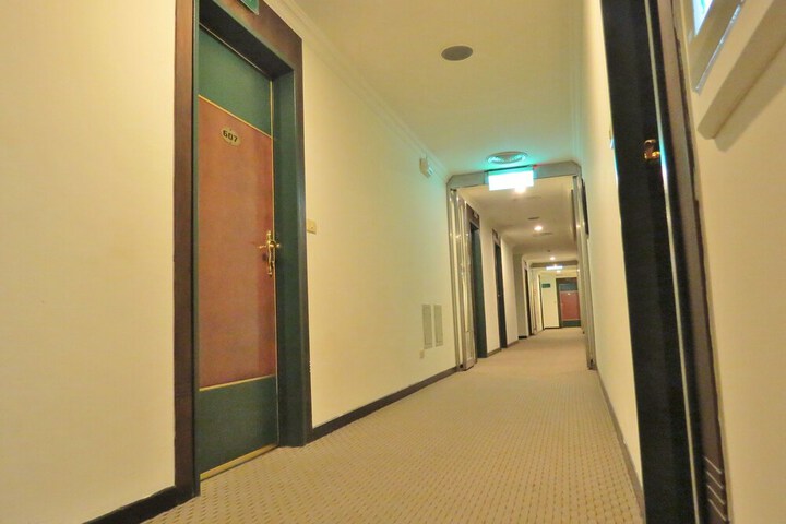 Ballroom/Hall 33 of 35